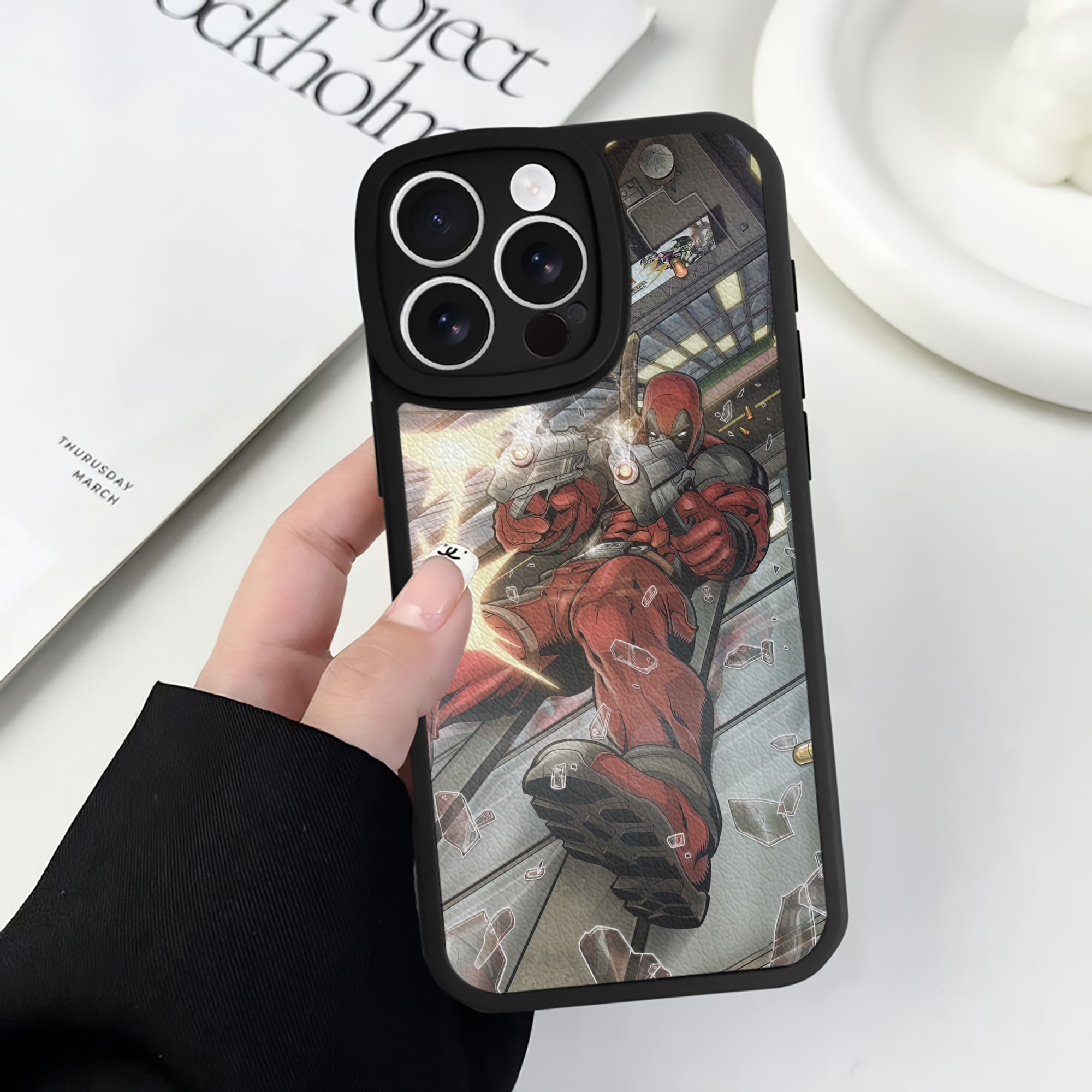 （画像用） Deadpool デッドプール 【iPhone 16シリーズ対応】シリコンスマホケース（レザー調） 材質：シリコン